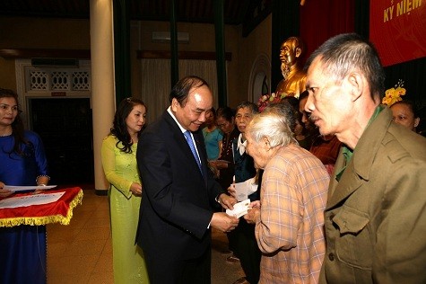 Руководители Вьетнама приняли участие в празднике национального единства  - ảnh 1